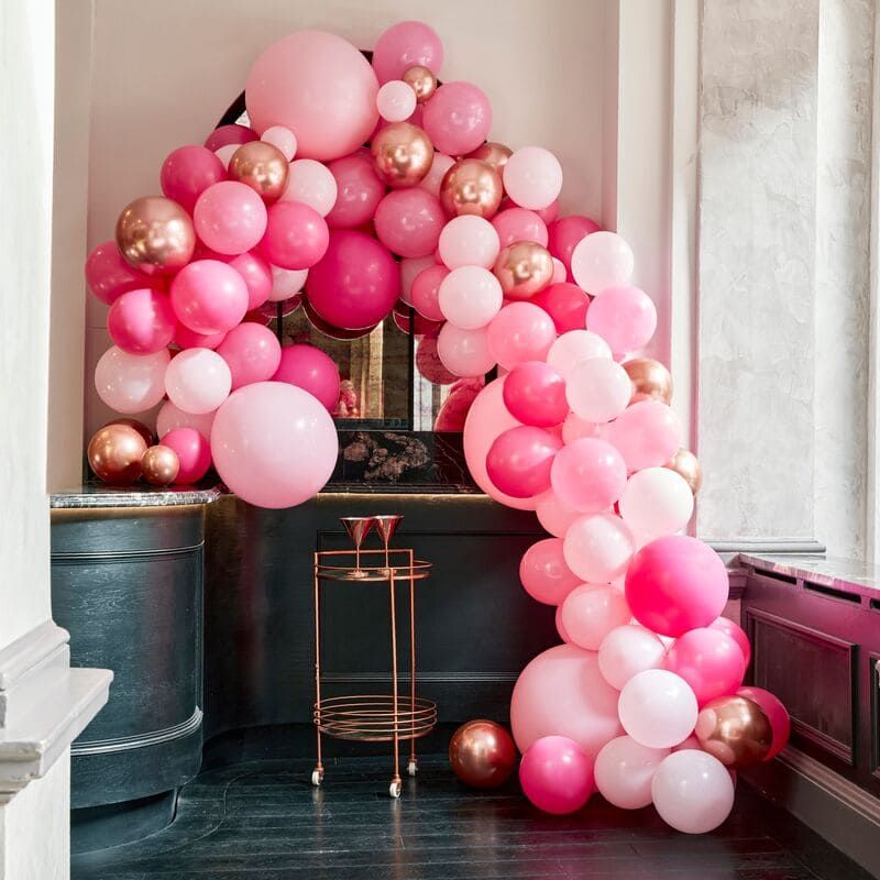 Fête D'anniversaire Rose Avec Un Lustre Doré Et Des Ballons Roses