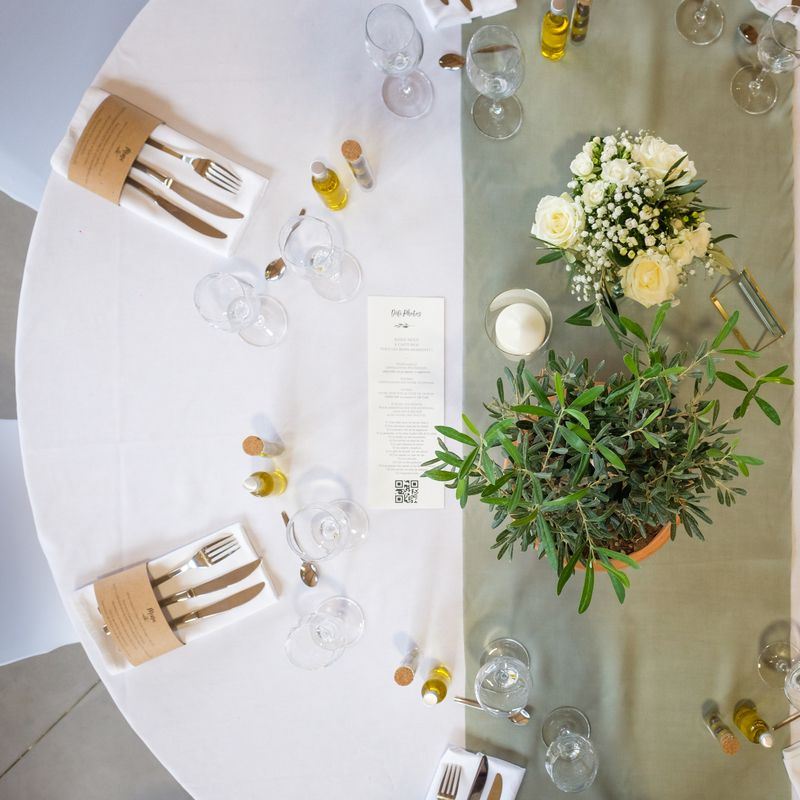 Chemin de table satin vert sauge 3m - Decoration mariage moderne - Badaboum