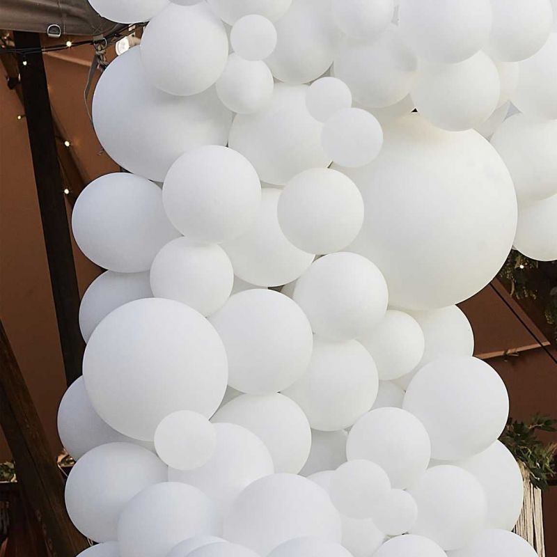 Arche de ballons crème, nude et blanc avec palmiers - MODERN CONFETTI