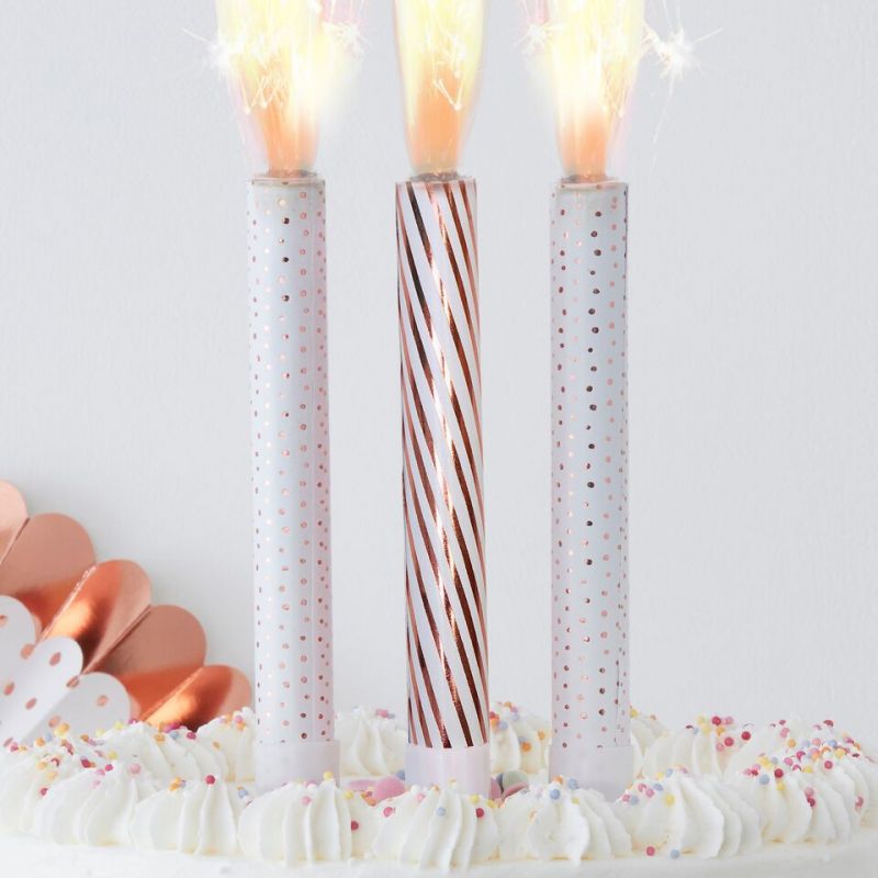 Petit Gâteau Rose D'anniversaire Avec La Bougie D'étincelle Image